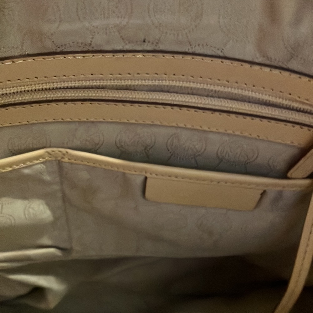 Michael Kors purse like new - Picture 3 of 4